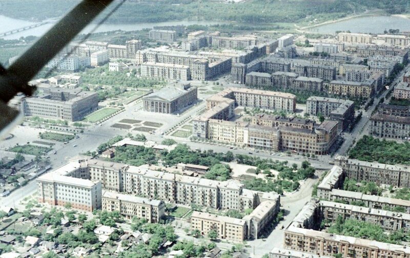 Центральная часть города. Совбольница еще на месте, а трамвай ходит по ул. Артема